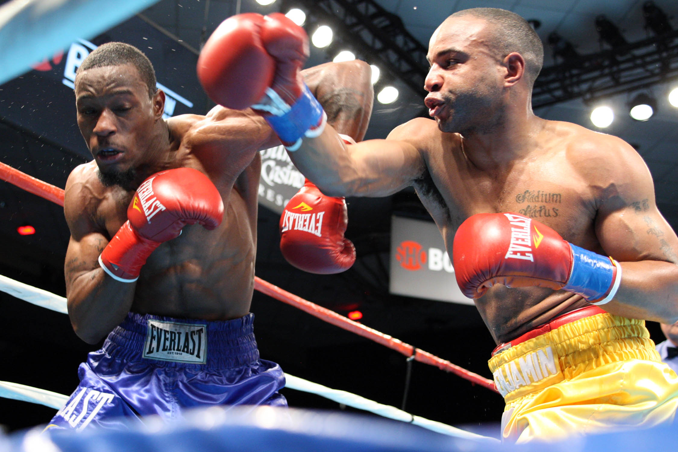 Kid Carson Jones of Oklahoma City , Okla. , landed blow after blow against Brunson in his SHOWTIME debut at the Chumash Casino 